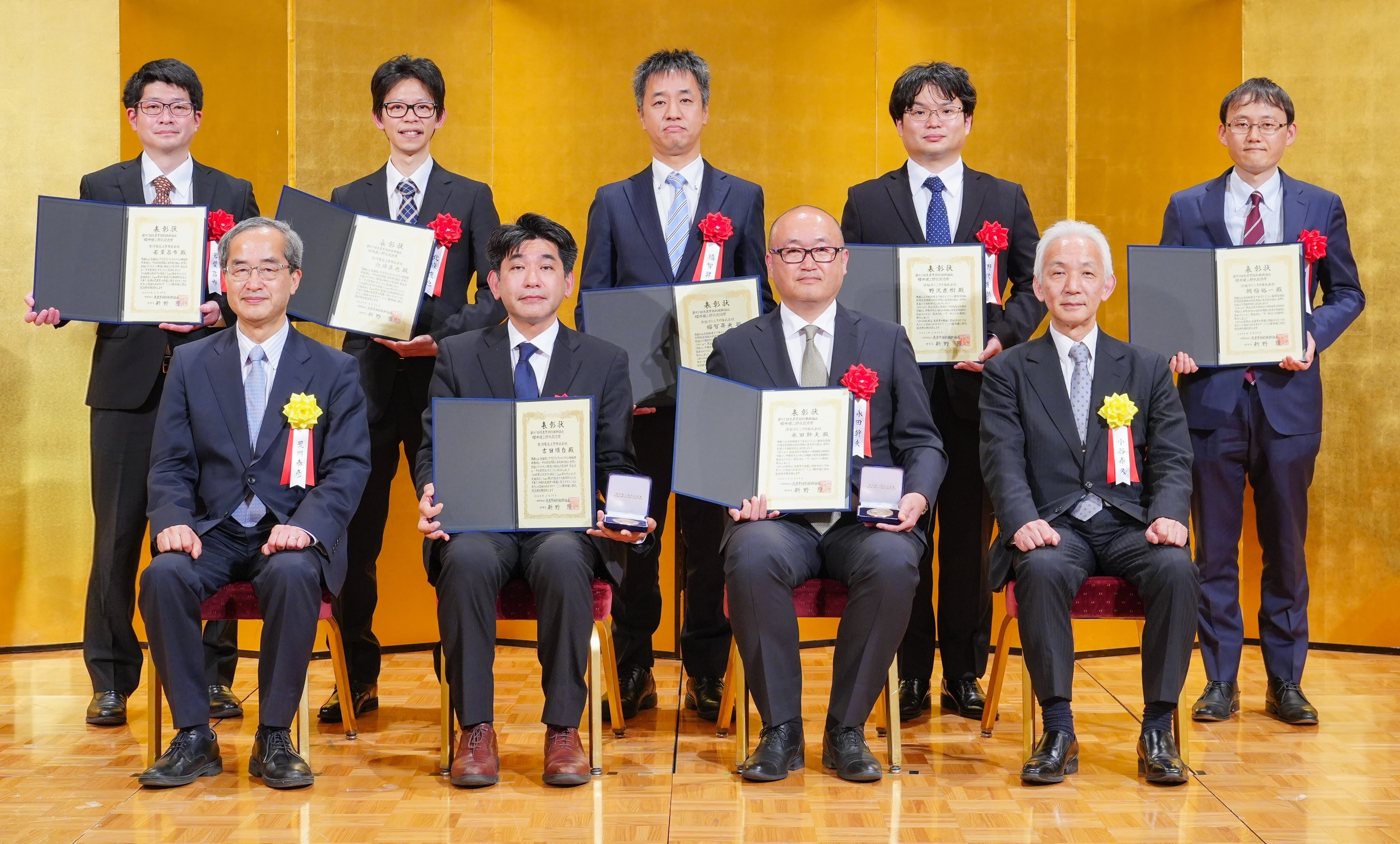 上段・左から若葉 氏、北條 氏、福智 氏、野沢 氏、朝稲 氏、下段・左から東京大学名誉教授・荒川 泰彦氏（櫻井健二郎氏記念賞委員会委員長）、吉田 氏、永田 氏、光協会・小谷 泰久 
